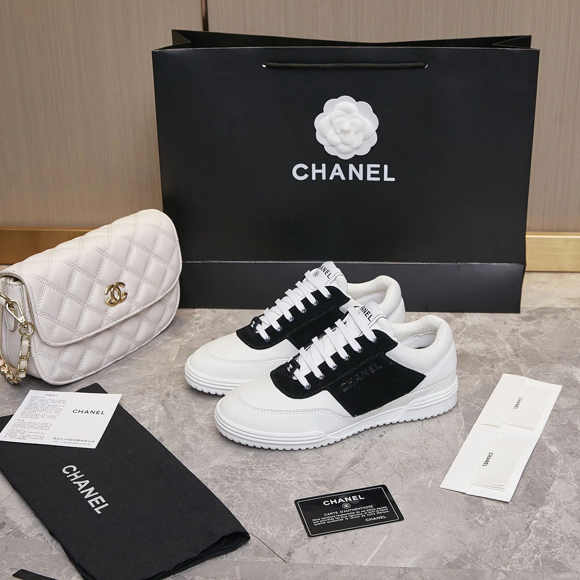 👟👟Ex-factory price 500👟👟 Chanel Chanel - 2023 counter top casual sports shoes This classic design; the upper is electro-embroidered with a variety of craftsmanship; the outsole is fashionable and sporty; it is extraordinary and incorporates a variety of color matching elements... The diversified mix and match is very beautiful and versatile, casual, fashionable, sports and outdoor can be taken into account... ꫛꫀꪝ Go➫ Material: ❶Upper is made of: Original imported cowhide ❷The inner lining is made of: original imported breathable mesh ❸Outsole is based on: original TPU combination outsole Special counter boutique packaging complete set for women 35–41